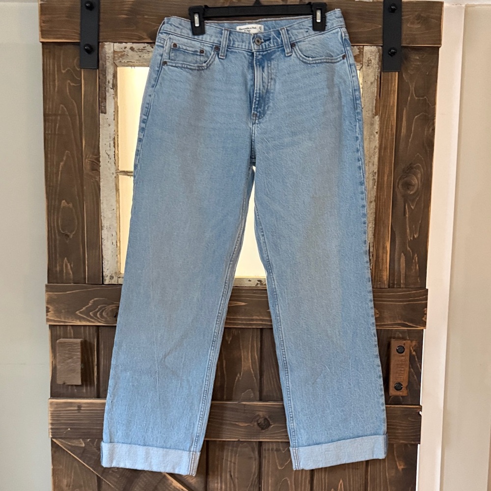 Abercrombie & Fitch Light Blue Boyfriend Jeans. Baggy low rise. Curve love